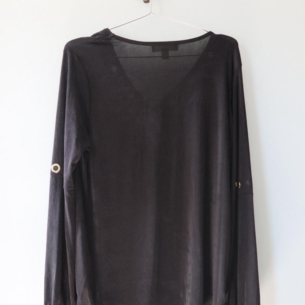 Michael Kors eyelet top gold hardware.‎ V neck - Picture 5 of 5